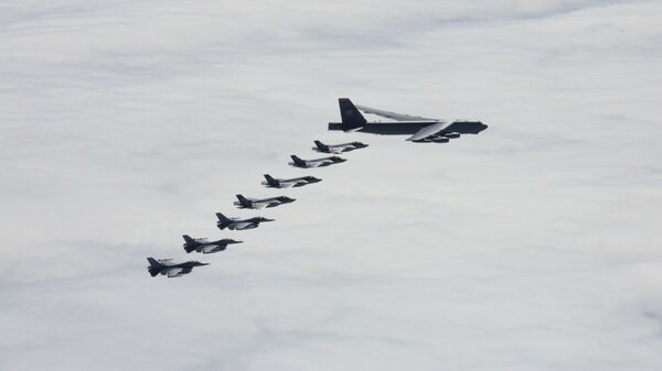 Истребители F-16s и F-35s ВВС Норвегии и стратегический бомбардировщик B-52H Stratofortress ВВС США во время совместных учений в Арктике