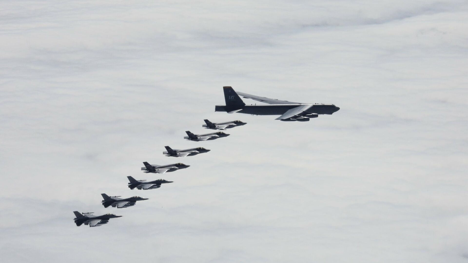 Истребители F-16s и F-35s ВВС Норвегии и стратегический бомбардировщик B-52H Stratofortress ВВС США во время совместных учений в Арктике - РИА Новости, 1920, 08.06.2021
