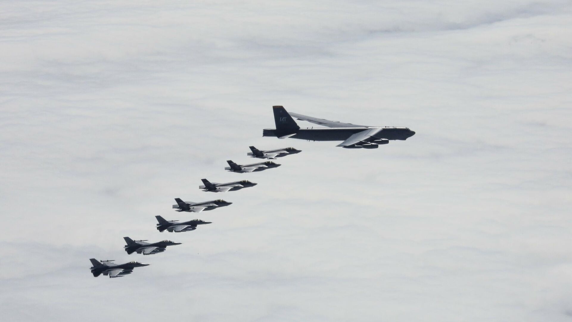 Истребители F-16s и F-35s ВВС Норвегии и стратегический бомбардировщик B-52H Stratofortress ВВС США во время совместных учений - РИА Новости, 1920, 29.05.2023