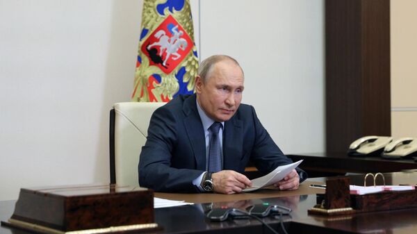 Президент РФ Владимир Путин во время встречи в режиме видеоконференции с представителями социальных организаций