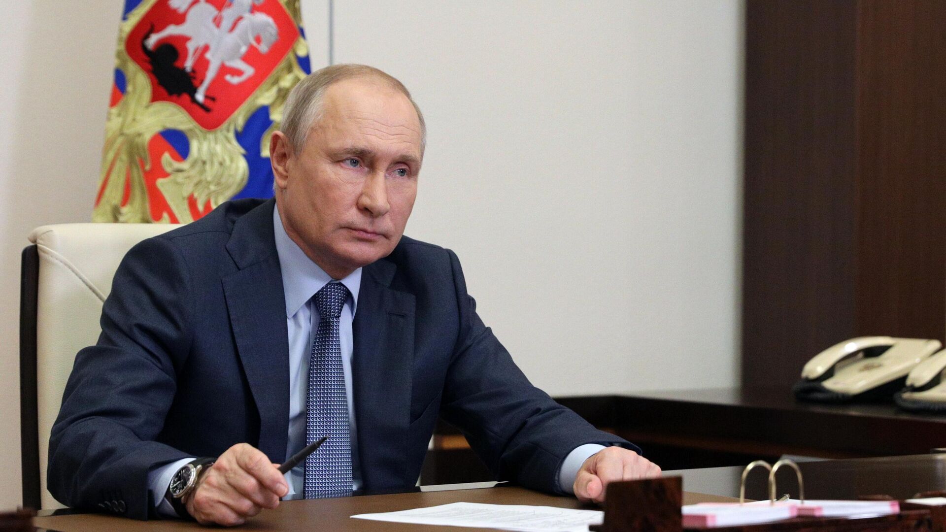 Президент РФ Владимир Путин во время встречи в режиме видеоконференции с представителями социальных организаций Президент РФ Владимир Путин во время встречи в режиме видеоконференции с представителями социальных организаций - РИА Новости, 1920, 13.06.2021