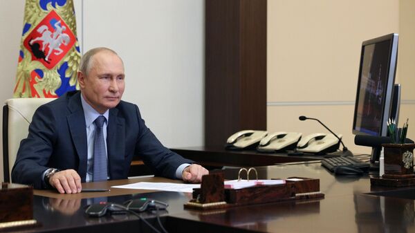 Президент РФ Владимир Путин во время встречи в режиме видеоконференции с представителями социальных организаций