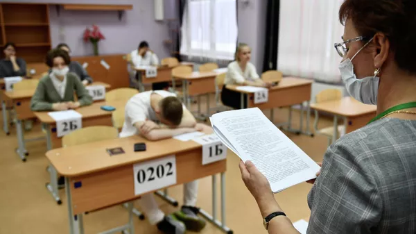 Ученики в классе перед началом единого государственного экзамена по химии