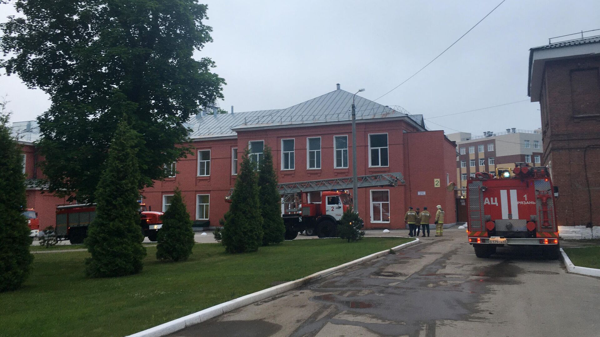 Машины и сотрудники пожарной службы возле больницы в Рязани, где в результате пожара в реанимационном отделении погибли два человека - РИА Новости, 1920, 16.06.2021