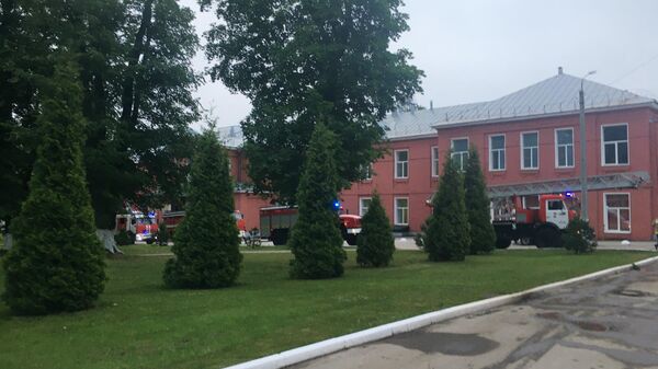 Машины и сотрудники пожарной службы возле больницы в Рязани, где произошел пожар в реанимационном отделении