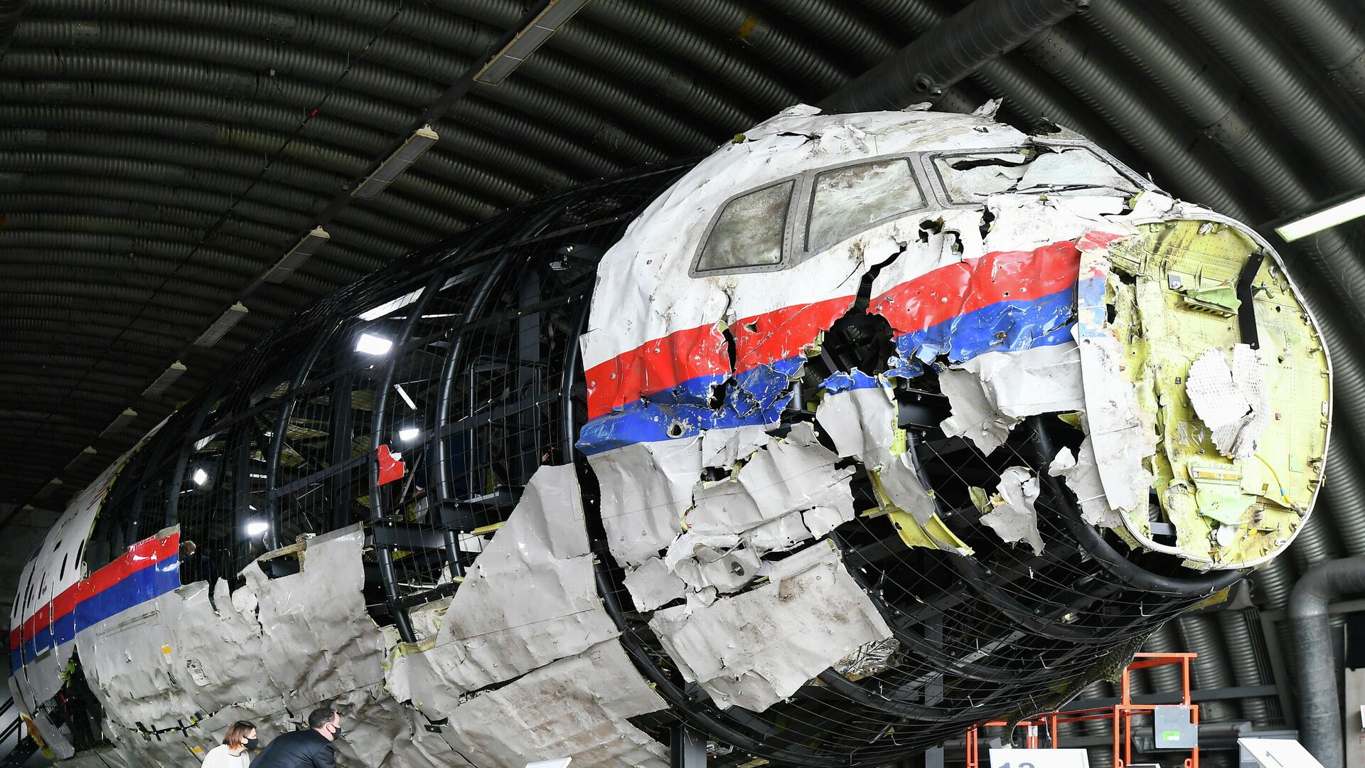 Реконструированные обломки рейса MH17 авиакомпании Malaysia Airlines на авиабазе Гильзе-Рейен, Нидерланды - РИА Новости, 1920, 10.06.2021