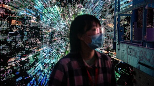 Девушка на выставке крипто-искусства “Virtual Niche: Have You Ever Seen Memes in the Mirror?” в Пекине