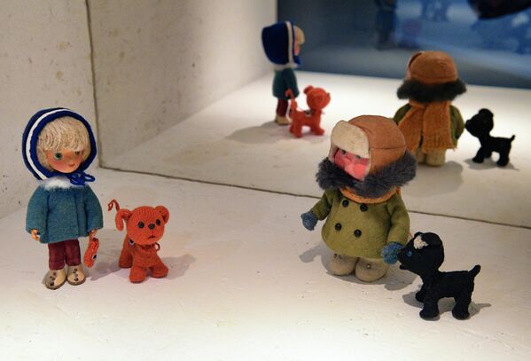 Куклы-персонажи мультфильма Варежка на выставке