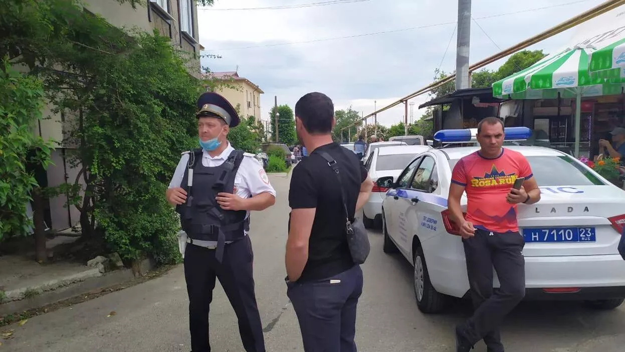 Сотрудники полиции на месте убийства судебных приставов в Адлере Сотрудники полиции на месте убийства судебных приставов в Адлере - РИА Новости, 1920, 10.06.2021