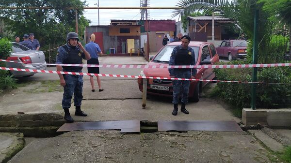 Сотрудники полиции на месте убийства судебных приставов в Адлере