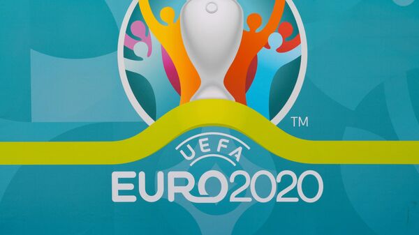 Логотип UEFA EURO 2020 в футбольной деревне фестиваля в Санкт-Петербурге