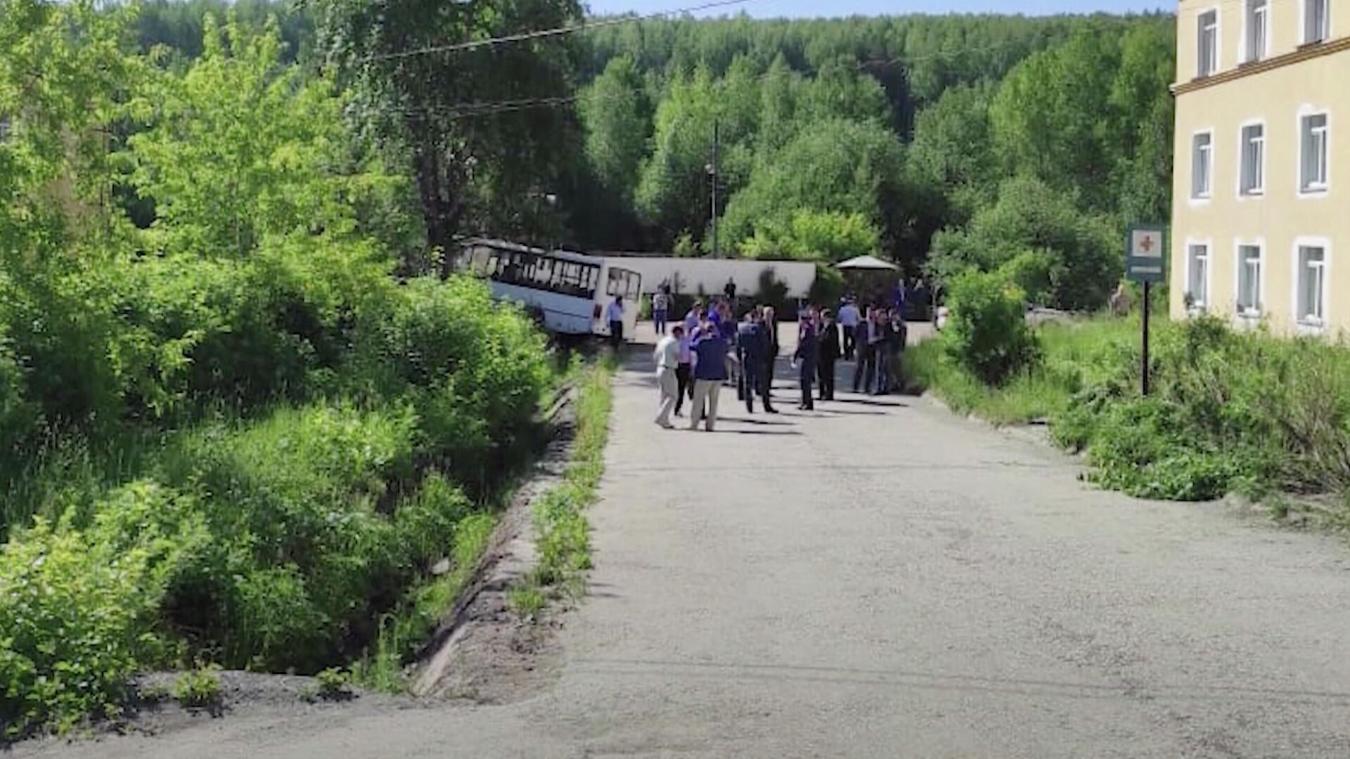 ДТП с автобусом, наехавшим на остановку, в Свердловской области. Кадр видео - РИА Новости, 1920, 10.06.2021