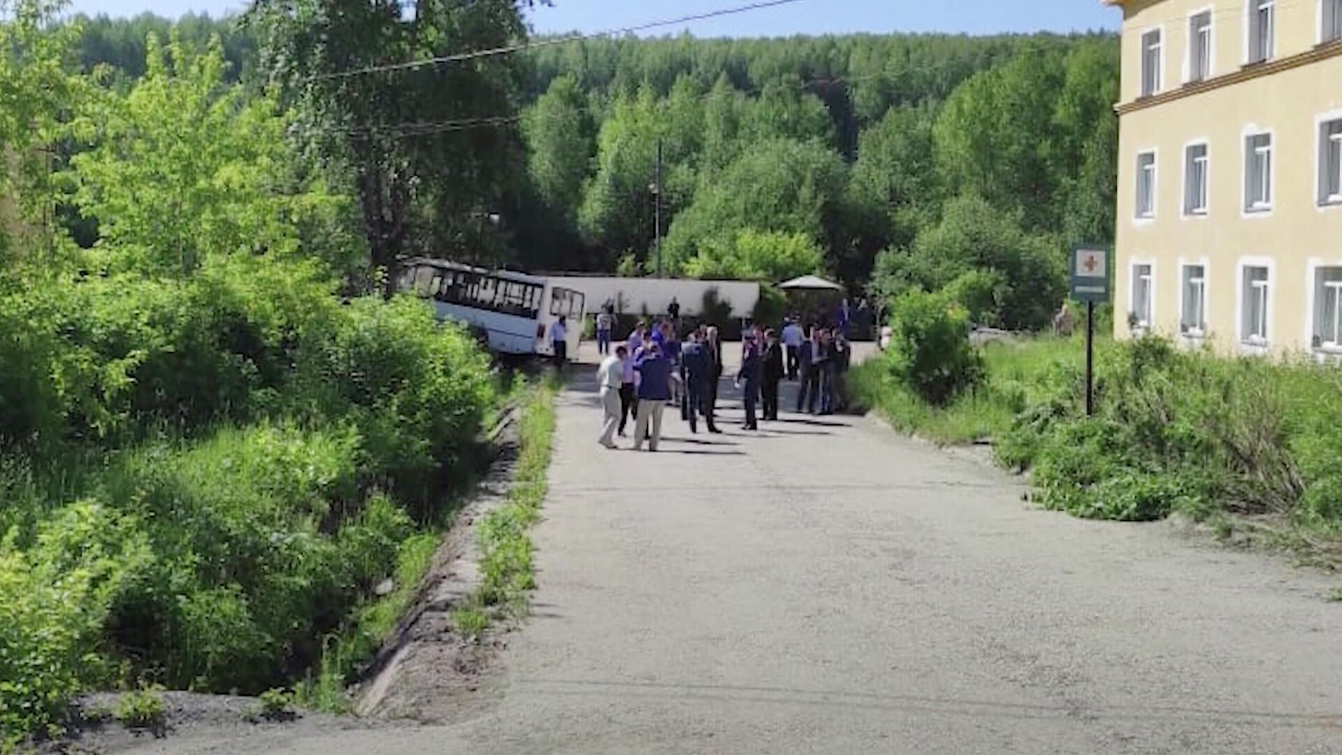 ДТП с автобусом, наехавшим на остановку, в Свердловской области. Кадр видео - РИА Новости, 1920, 10.06.2021