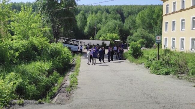 ДТП с автобусом, наехавшим на остановку, в Свердловской области. Кадр видео