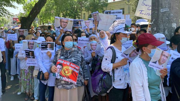 Митинг сторонников пропавшего главы сети образовательных учреждений Сапат Орхана Инанды возле посольства Турции в Кыргызстане 