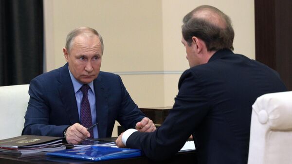 Президент РФ Владимир Путин и министр промышленности и торговли РФ Денис Мантуров (справа) во время встречи