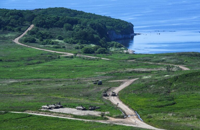 Бронетранспортеры БТР-82А во время третьего этапа всеармейского конкурса Морской десант-2021 на тактическом поле Мыс Клерка полигона Бамбурово в Приморском крае