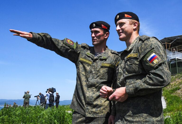 Военнослужащие во время третьего этапа всеармейского конкурса Морской десант-2021 на тактическом поле Мыс Клерка полигона Бамбурово в Приморском крае