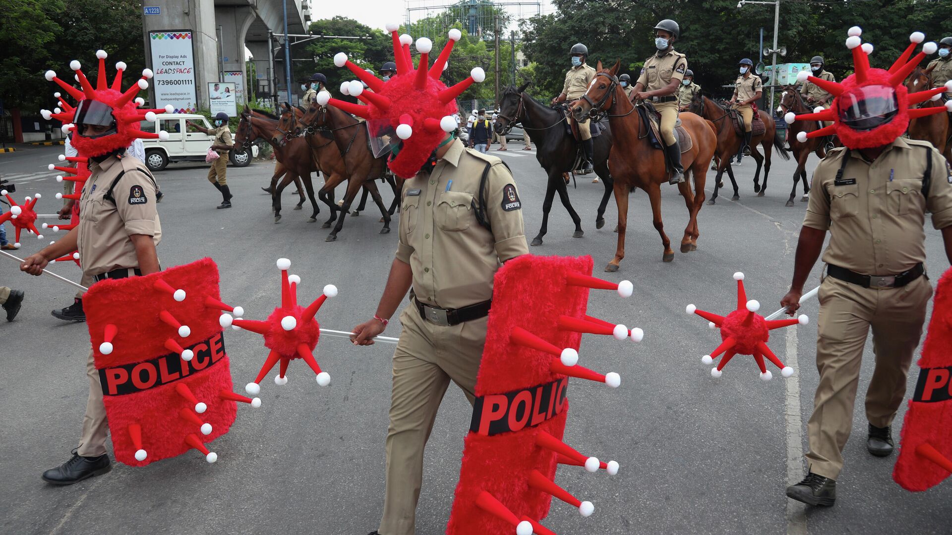 Сотрудники полиции в костюме коронавируса в Хайдарабаде, Индия. 9 июня 2021 - РИА Новости, 1920, 25.06.2021