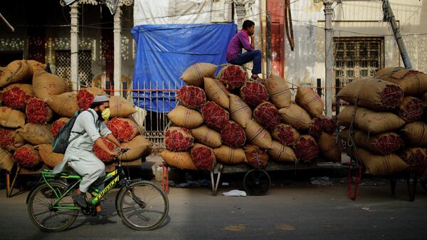 Рабочий на оптовом рынке после ослабления коронавирусных ограничений в Дели
