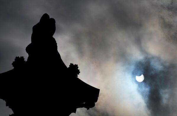 Частичное солнечное затмение на Трафальгарской площади, Лондон. 10 июня 2021 года