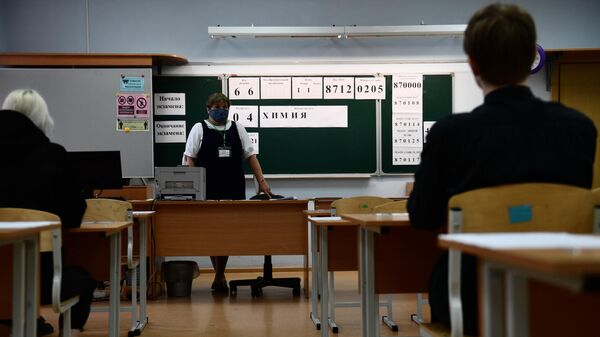 Преподаватель в классе перед началом единого государственного экзамена по химии в школе №200 в Екатеринбурге