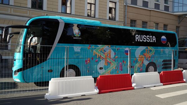 Автобус с игроками сборной России по футболу в Санкт-Петербурге, в преддверии турнира Чемпионата Европы