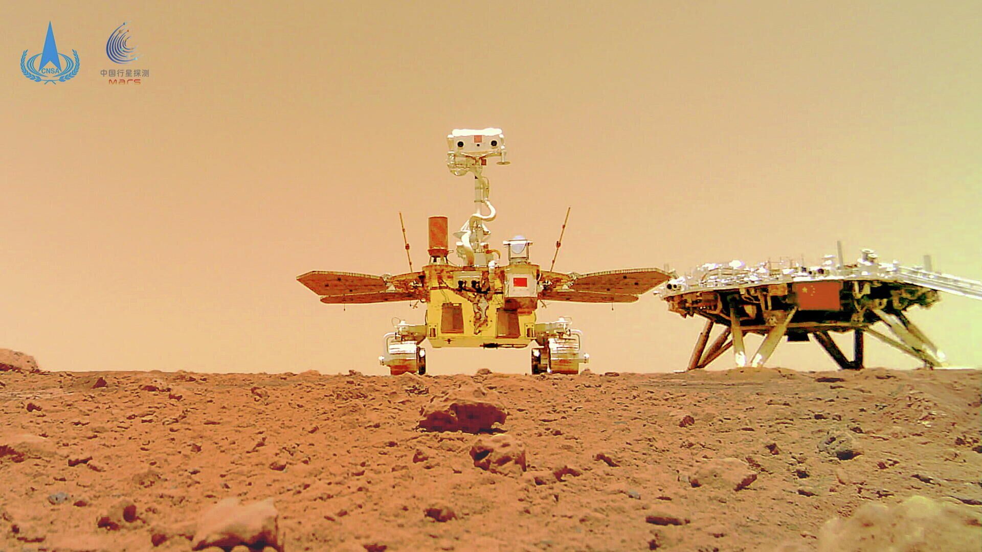Китайский марсоход Чжужун и посадочный модуль миссии Тяньвэнь-1 на поверхности Марса. 11 июня 2021 - РИА Новости, 1920, 11.06.2021