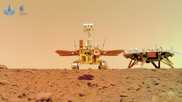 Китайский марсоход Чжужун и посадочный модуль миссии Тяньвэнь-1 на поверхности Марса. 11 июня 2021