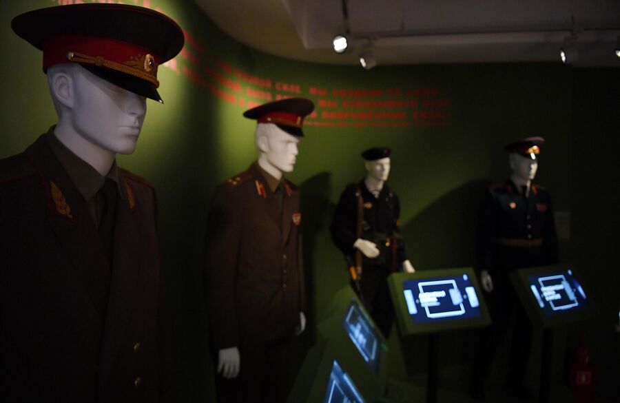 Летняя повседневная форма высших офицеров Советской армии (1969 год) в Музее военной формы в Москве