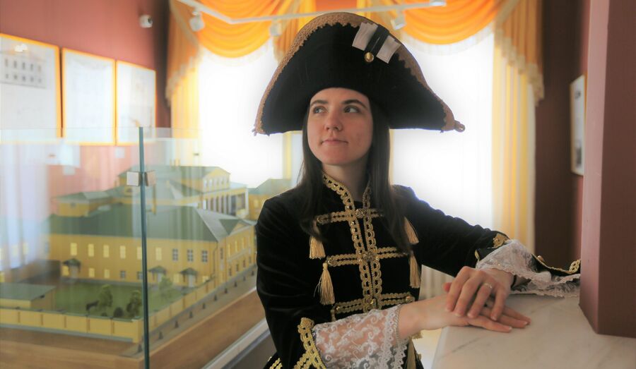 Девушка в костюме в Музее военной формы в Москве