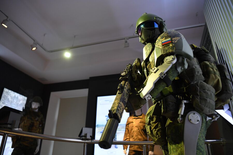 Экспонат Солдат будущего с российской боевой экипировкой Ратник в Музее военной формы в Москве