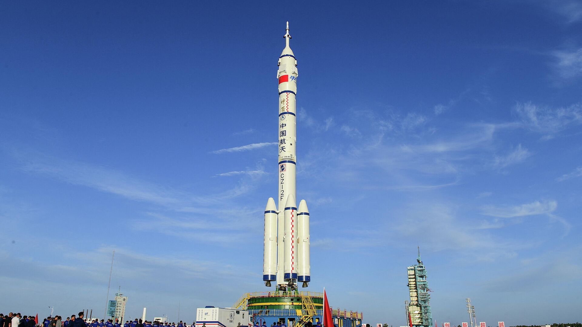 Пилотируемый космический корабль Шэньчжоу-12 и ракета-носитель Чанчжэн-2F на космодроме Цзюцюань - РИА Новости, 1920, 11.06.2021