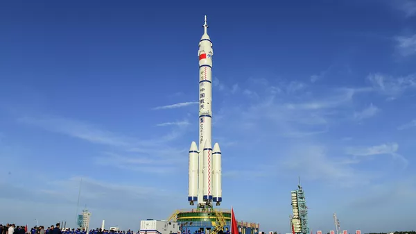 Пилотируемый космический корабль Шэньчжоу-12 и ракета-носитель Чанчжэн-2F на космодроме Цзюцюань