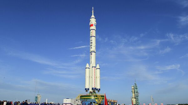 Пилотируемый космический корабль Шэньчжоу-12 и ракета-носитель Чанчжэн-2F на космодроме Цзюцюань