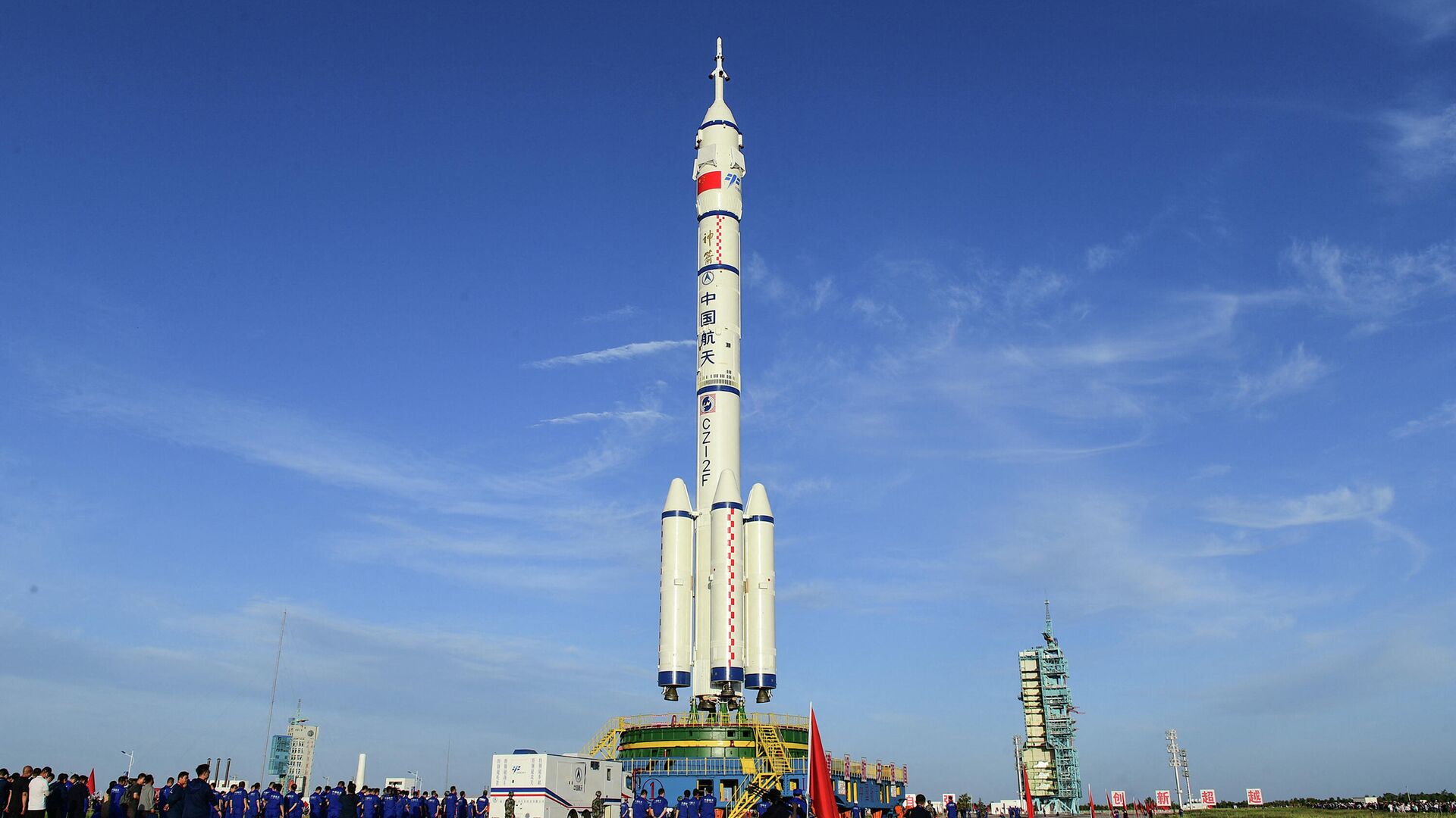 Пилотируемый космический корабль Шэньчжоу-12 и ракета-носитель Чанчжэн-2F на космодроме Цзюцюань - РИА Новости, 1920, 11.06.2021
