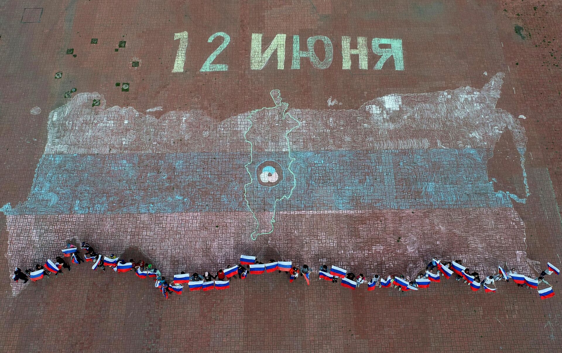 Нарисованная на асфальте 25-ти метровая карта России - РИА Новости, 1920, 03.06.2022