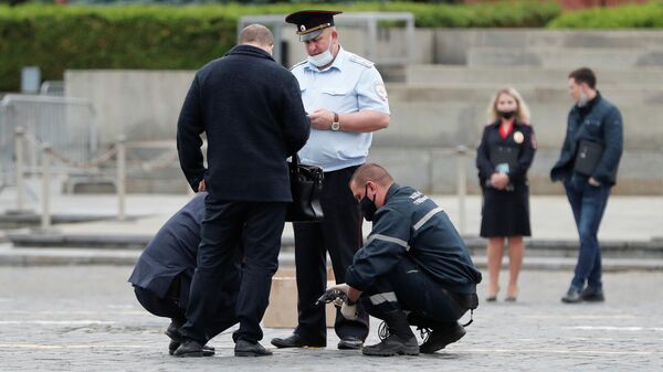Сотрудники полиции на Красной площади в Москве, где акционист Павел Крисевич устроил стрельбу