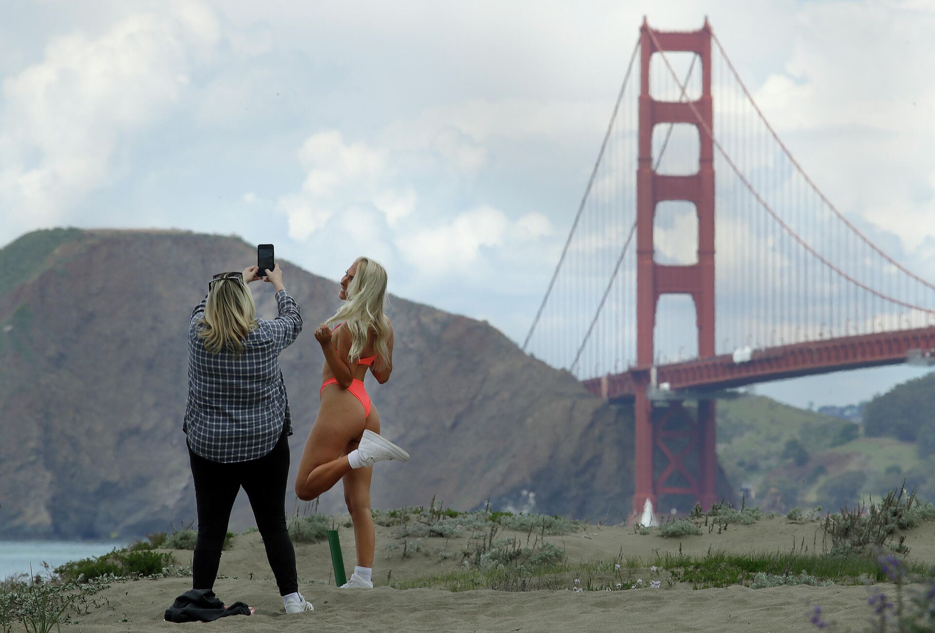 Девушка в бикини фотографируется возле моста Золотые Ворота, Сан-Франциско - РИА Новости, 1920, 23.06.2022