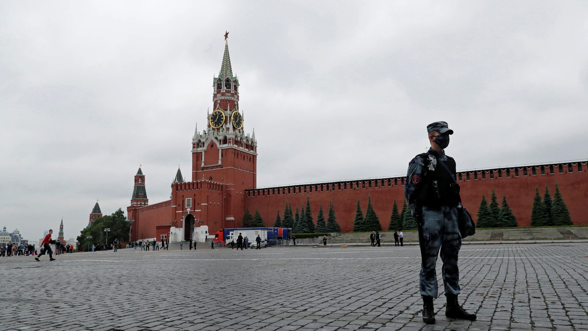 Сотрудник полиции на Красной площади в Москве, где акционист Павел Крисевич устроил стрельбу - РИА Новости, 1920, 13.06.2021