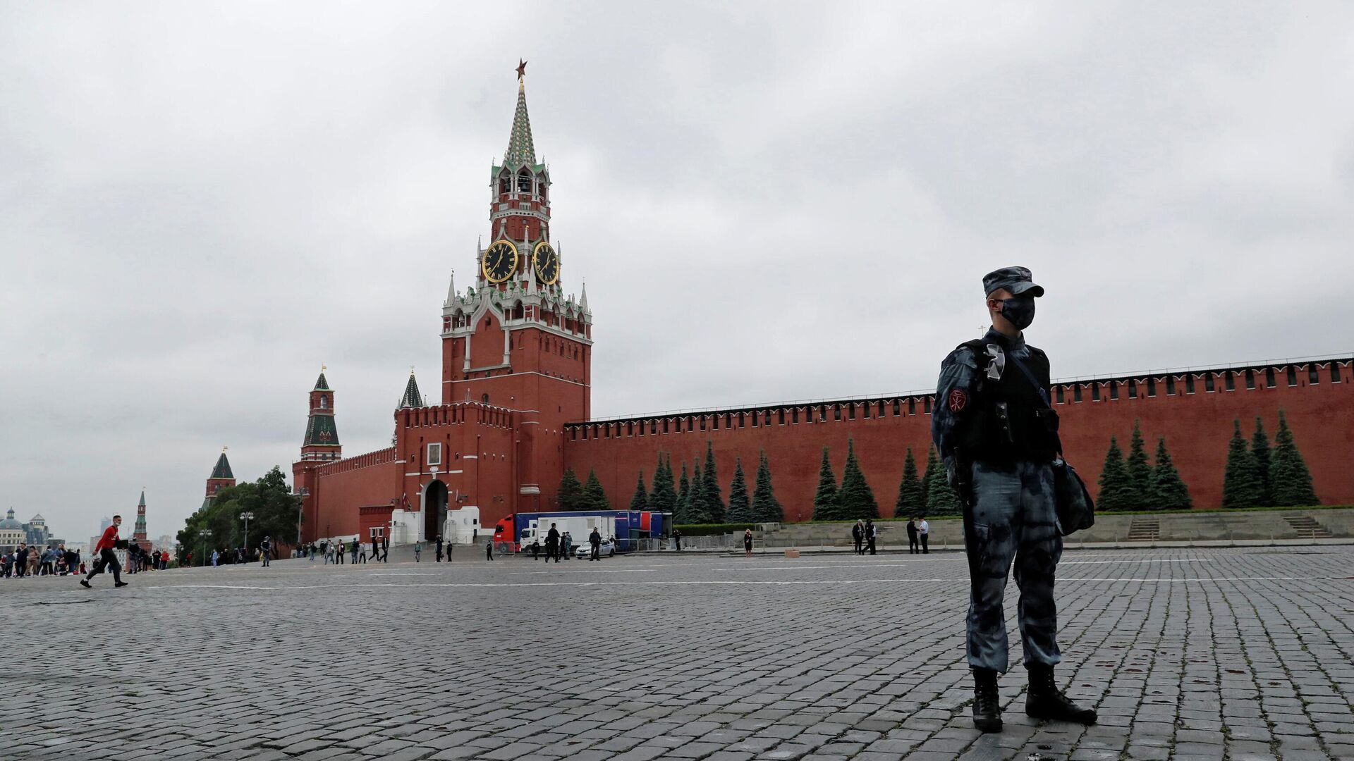 Сотрудник полиции на Красной площади в Москве, где акционист Павел Крисевич устроил стрельбу - РИА Новости, 1920, 13.06.2021