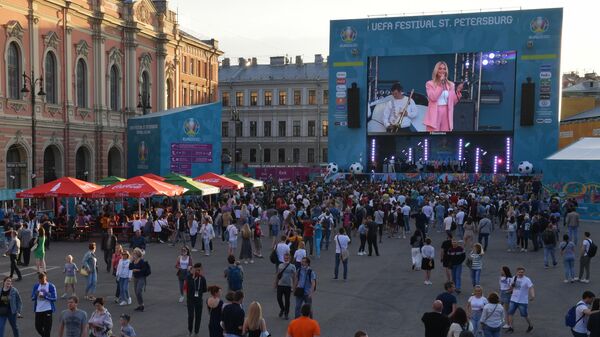 Посетители на открытии фан-зоны чемпионата Европы по футболу 2020 на Конюшенной площади 
