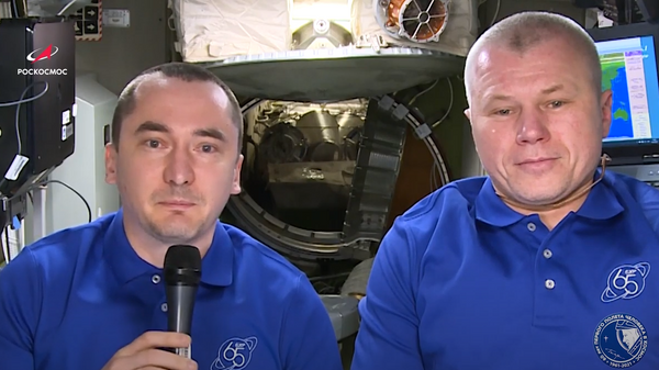 Российские космонавты Олег Новицкий и Петр Дубров поздравляют россиян с Днем России с борта МКС
