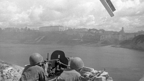 Пулеметный расчет Красной армии во время боя за город Витебск