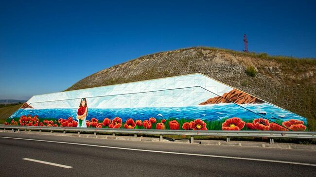 Пейзаж в цветах российского триколора на федеральной трассе Таврида в Крыму