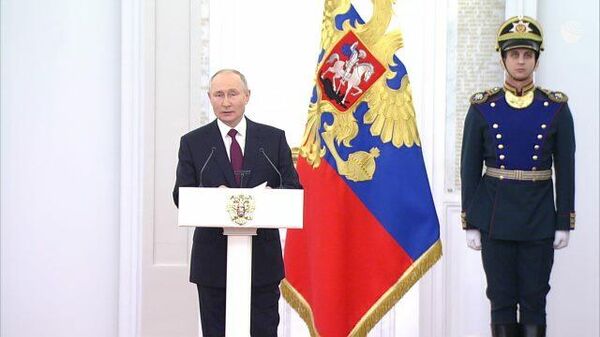 Путин на церемонии вручения госнаград поздравил граждан с Днем России
