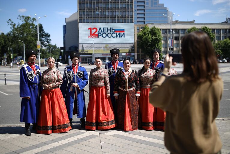 Представители казачества на Главной городской площади Краснодара в День России