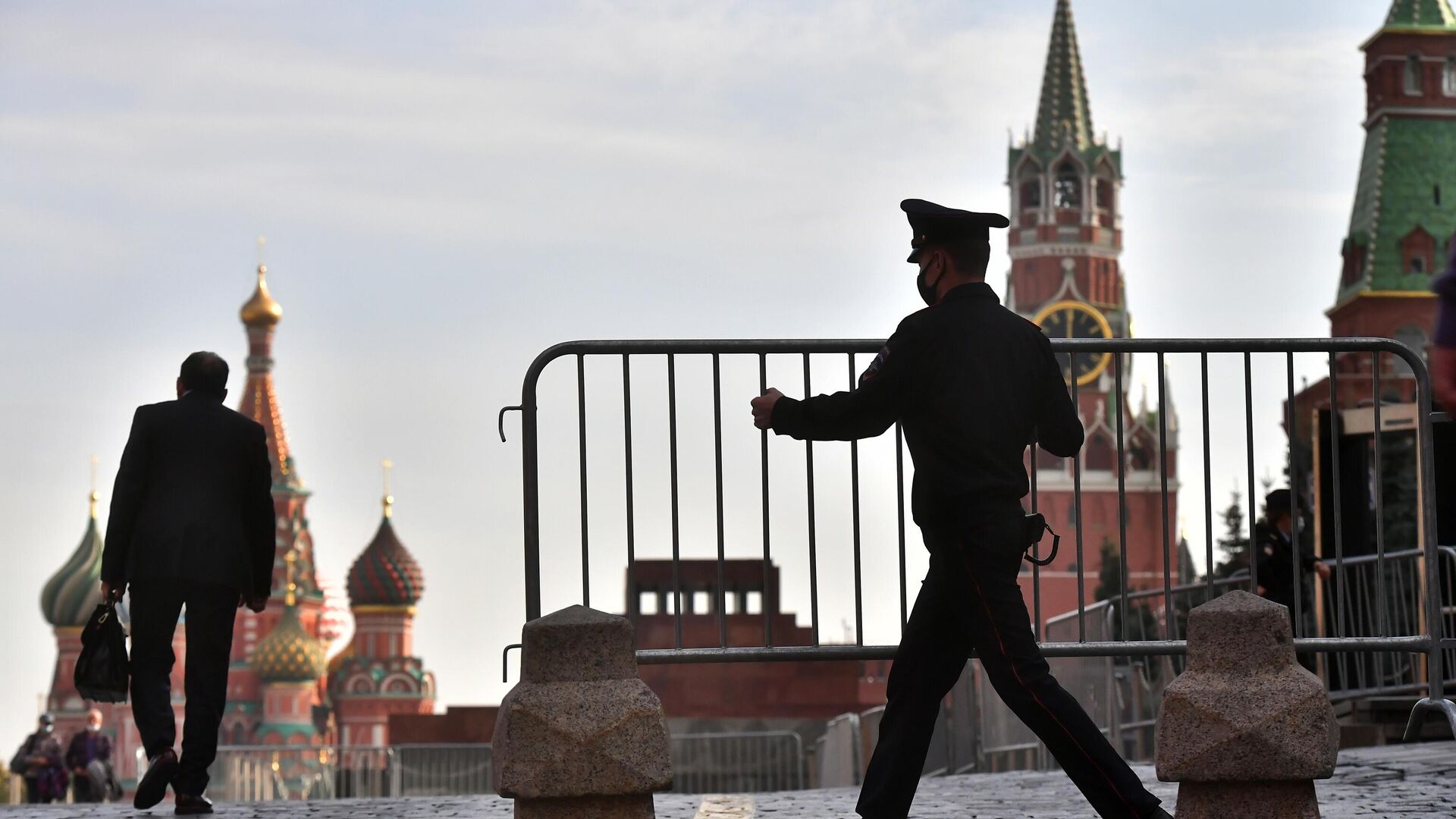 Сотрудник полиции в защитной маске на Красной площади в Москве - РИА Новости, 1920, 12.06.2021