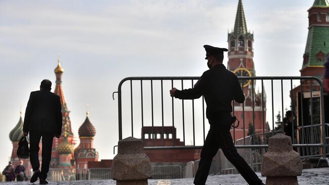 Сотрудник полиции в защитной маске на Красной площади в Москве