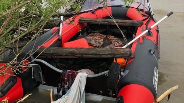 10 июня 2021 года семья из трех человек, включая 3-летнего ребенка  вышла на надувной лодке с мотором  в  акваторию озера Ханка в районе  села  Камень Рыболов Ханкайского района
